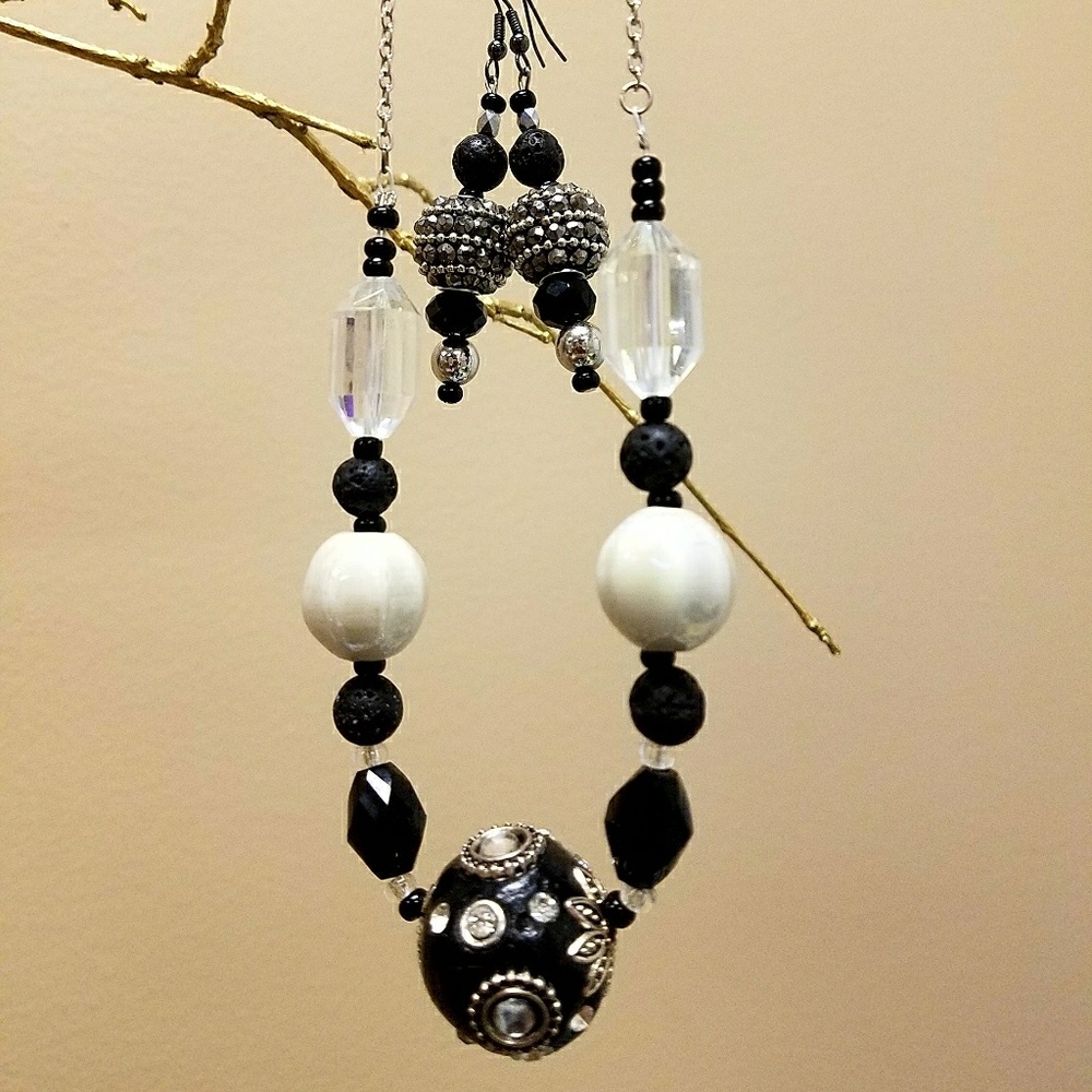 Elegant aromatherapy jewelry set.